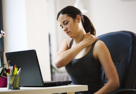 Sentarse durante largos periodos de tiempo puede provocar dolor entre los omóplatos. 
