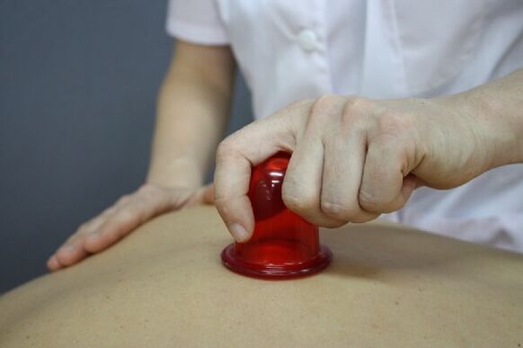 Masaje con ventosas para tratar la osteocondrosis espinal.